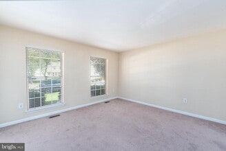 8005 Silver Fox Dr in Glen Burnie, MD - Foto de edificio - Building Photo