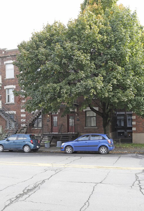 5058-5068 Sainte-Catherine Rue E in Montréal, QC - Building Photo