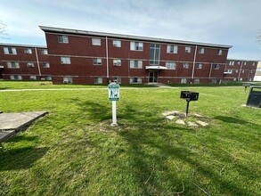 7043 E 10th St in Indianapolis, IN - Foto de edificio - Building Photo