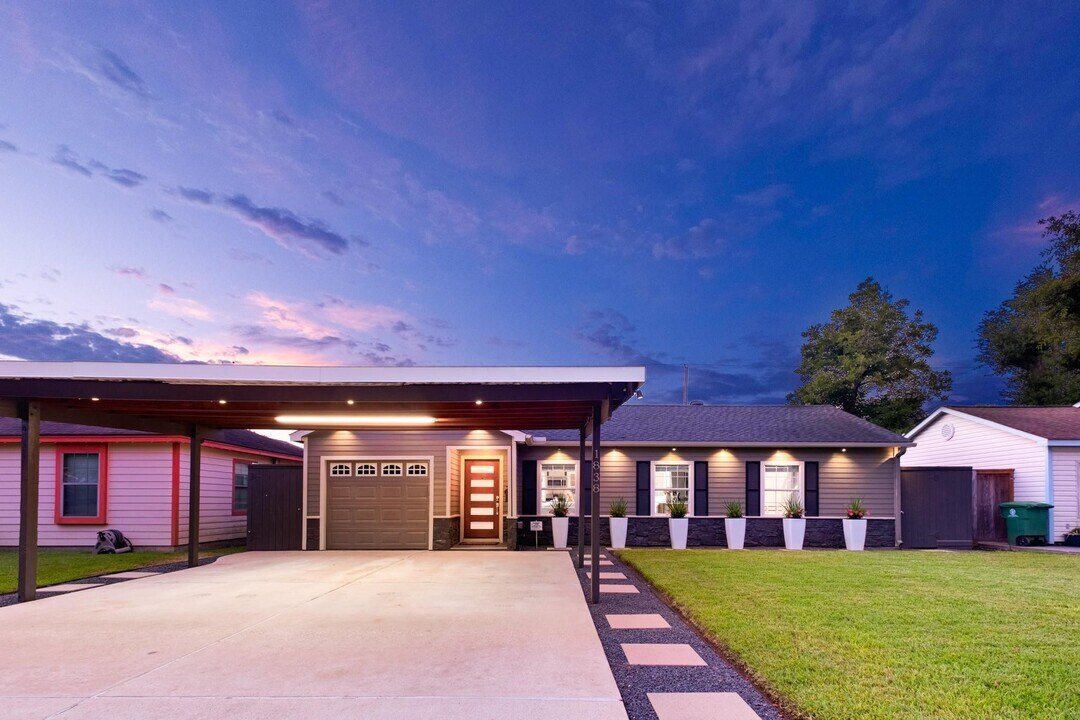 1838 Saxon Dr in Houston, TX - Foto de edificio