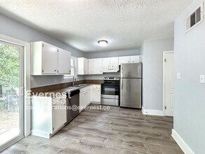 10905 Elm St in Jonestown, TX - Foto de edificio - Building Photo