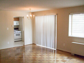 International Apartments in Herndon, VA - Building Photo - Building Photo