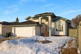530 Twin Brooks Bay NW in Edmonton, AB - Building Photo
