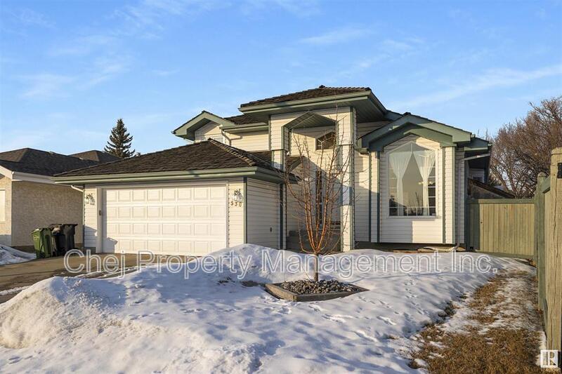 530 Twin Brooks Bay NW in Edmonton, AB - Building Photo
