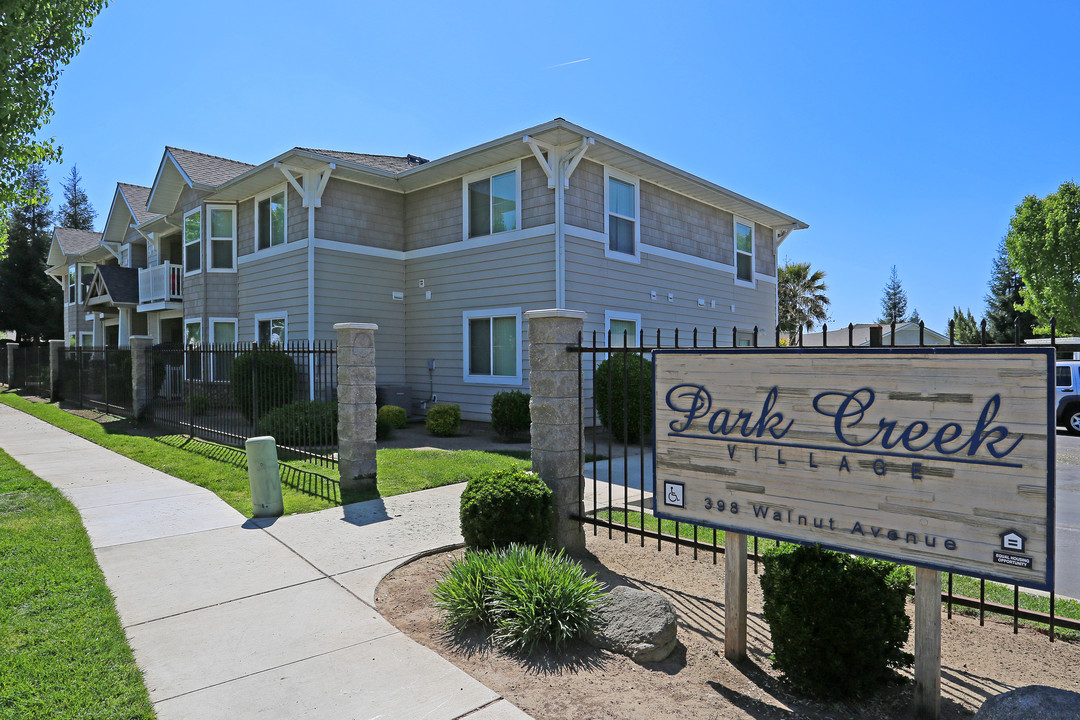 Park Creek Village in Farmersville, CA - Foto de edificio