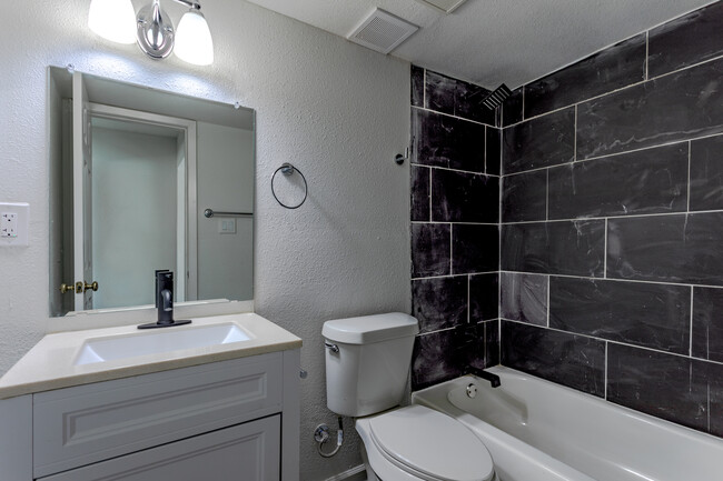 Santa Fe Trails Apartments in Dallas, TX - Building Photo - Interior Photo