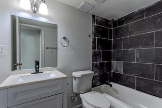 Santa Fe Trails Apartments in Dallas, TX - Foto de edificio - Interior Photo