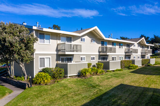 Fairmont Apartments in Pacifica, CA - Foto de edificio - Building Photo