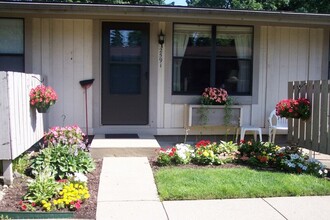 Foxhaven in Canton, OH - Foto de edificio - Building Photo