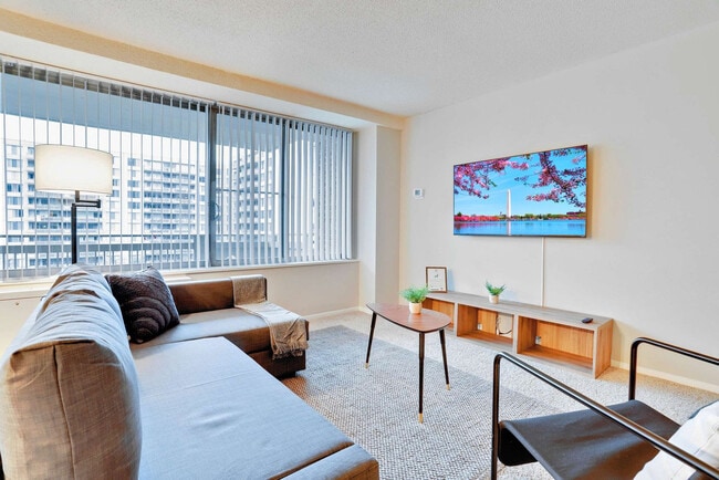 2111 Richmond Hwy in Arlington, VA - Foto de edificio - Building Photo