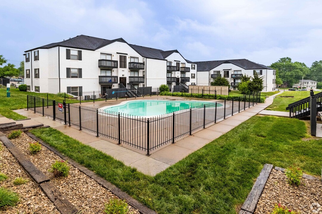 Westgate Village Apartments in Topeka, KS - Building Photo