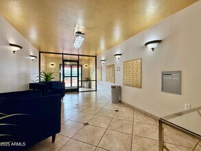 7930 E Camelback Rd in Scottsdale, AZ - Foto de edificio - Building Photo