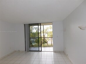 8025 SW 107th Ave in Miami, FL - Building Photo - Building Photo