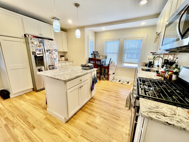57 Woods Ave, Unit 2 in Somerville, MA - Foto de edificio - Building Photo