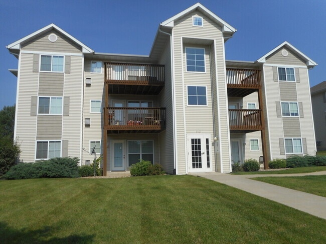 property at 6601 Creekside Dr NE