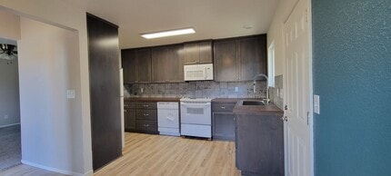 1735 Roanoke Ave in Redding, CA - Building Photo - Building Photo