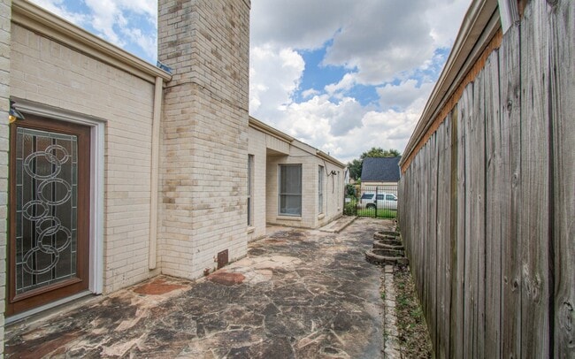 13147 Hollowcreek Park Dr in Houston, TX - Building Photo - Building Photo