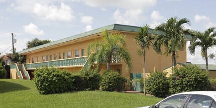 Emerald Plaza Apartments in Dania Beach, FL - Building Photo - Building Photo