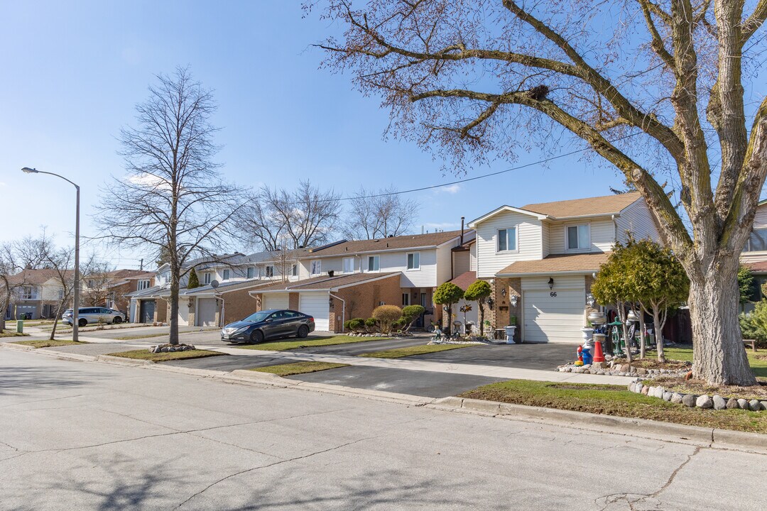 60 Dunmail Dr in Toronto, ON - Building Photo