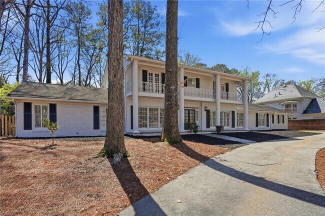 1190 W Paces Ferry Rd NW in Atlanta, GA - Building Photo - Building Photo