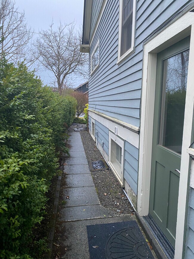 1208 Colby Ave, Unit Apartment in Everett, WA - Foto de edificio - Building Photo