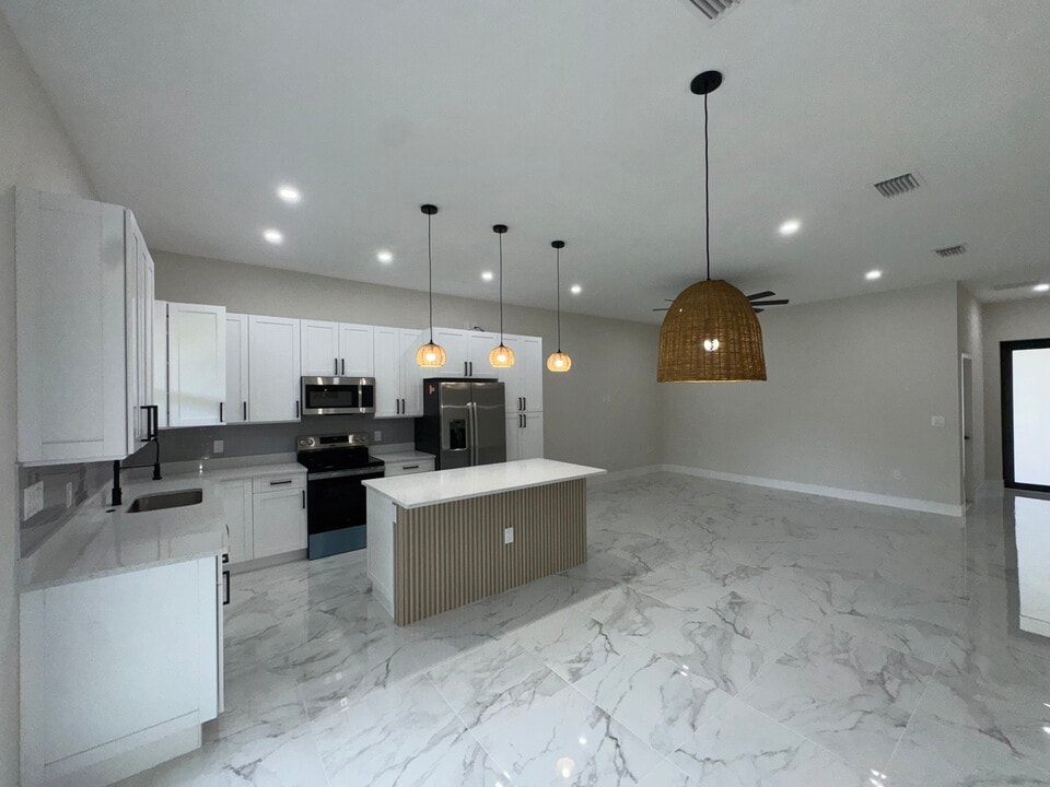 4829 29th St SW in Lehigh Acres, FL - Foto de edificio