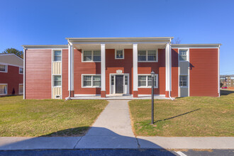 Stonegate and Carlton Scott Apartments in Blacksburg, VA - Foto de edificio - Building Photo