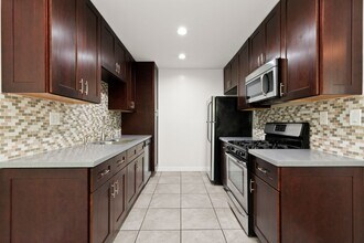 Beautiful 2 Bed Unit in West Hollywood in Los Angeles, CA - Building Photo - Interior Photo