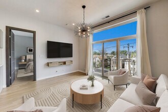 1708 W Cermak Rd in Chicago, IL - Building Photo - Building Photo