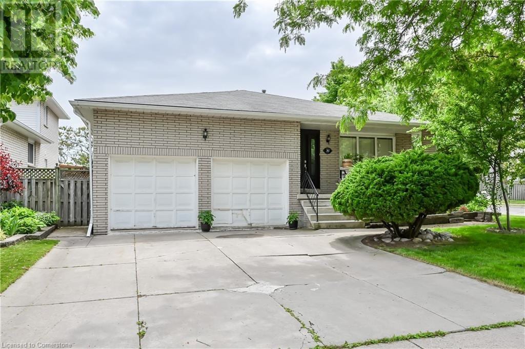 30 Goldcrest Dr in Stoney Creek, ON - Building Photo