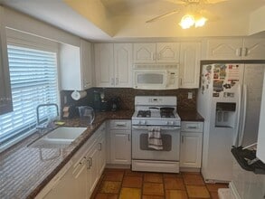 11246 SW 104th St in Miami, FL - Building Photo - Building Photo