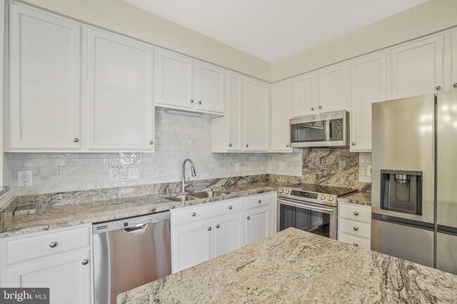 8034 Horseshoe Cottage Cir in Lorton, VA - Building Photo - Building Photo