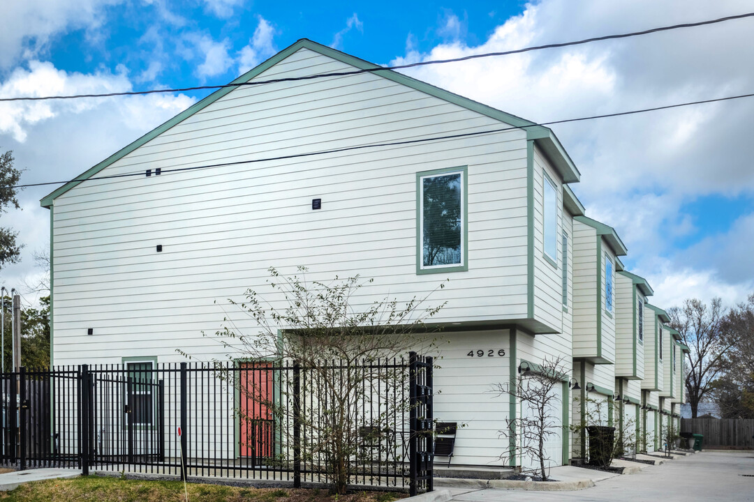 Oak Forest View in Houston, TX - Building Photo