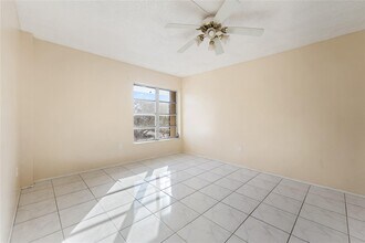 4154 Inverrary Dr, Unit 403 in Lauderhill, FL - Foto de edificio - Building Photo