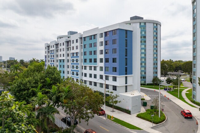 Brisas del Este in Miami, FL - Building Photo - Building Photo