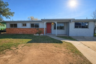 2402 Greenwood St in San Angelo, TX - Building Photo