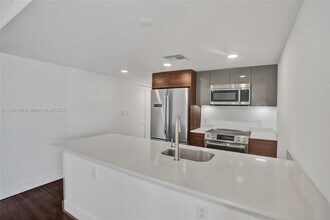 9261 E Bay Harbor Dr, Unit 506 in Bay Harbor Islands, FL - Foto de edificio - Building Photo