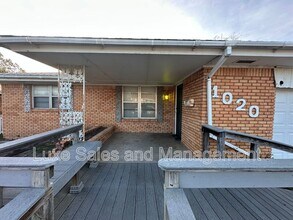 1020 SW 68th St in Oklahoma City, OK - Foto de edificio - Building Photo