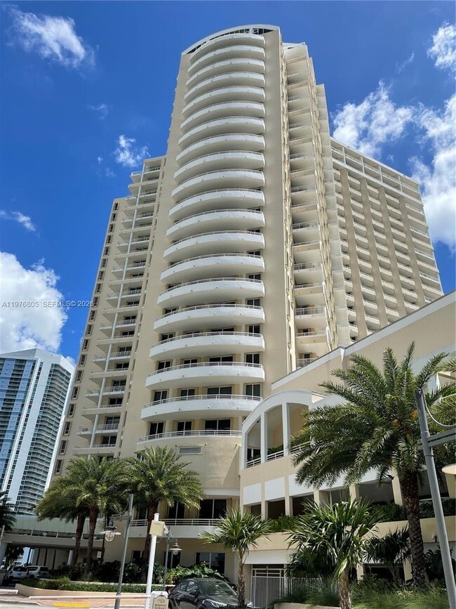 888 Brickell Key Dr, Unit 804 in Miami, FL - Foto de edificio - Building Photo
