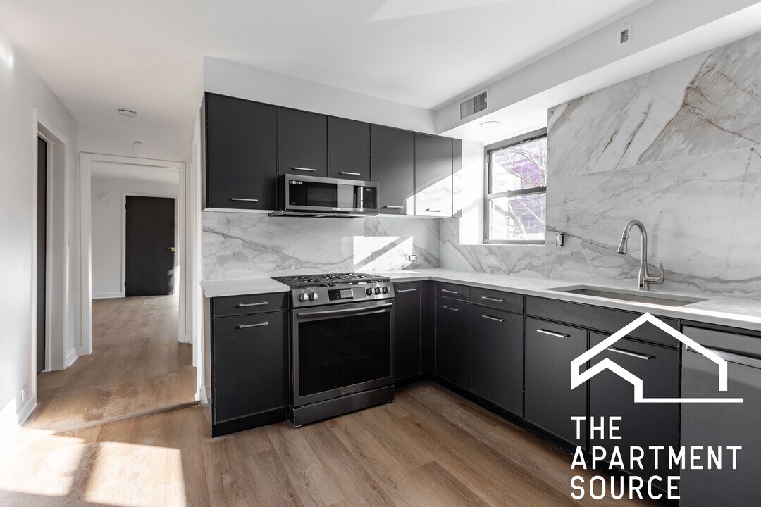 3138 W Schubert Ave, Unit 2R in Chicago, IL - Building Photo