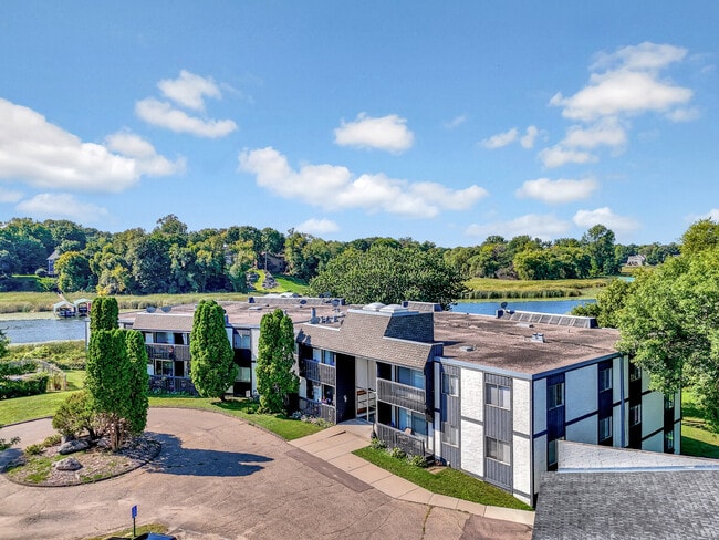 Dockside Apartments on Lake Minnetonka in Spring Park, MN - Building Photo - Building Photo