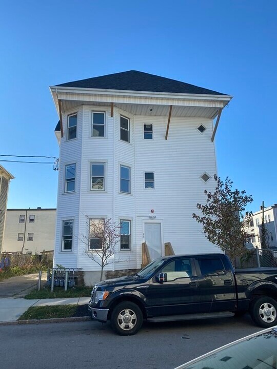86 Beetle St-Unit -2R in New Bedford, MA - Building Photo