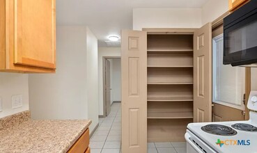1211 Sorrel Creek Dr-Unit -1211 in Canyon Lake, TX - Foto de edificio - Building Photo