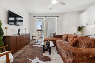 1301 Leah Ave, Unit SI FL1-ID1499094P in San Marcos, TX - Building Photo