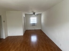 2576 N Buena Vista St, Unit 2576 in Burbank, CA - Building Photo - Building Photo
