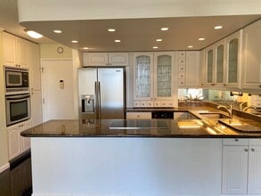 400 Hobron Ln in Honolulu, HI - Building Photo - Building Photo