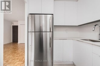 101-101 Roehampton Ave in Toronto, ON - Building Photo - Building Photo
