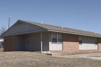 Bull Dogger Apartments in Dewey, OK - Building Photo - Building Photo