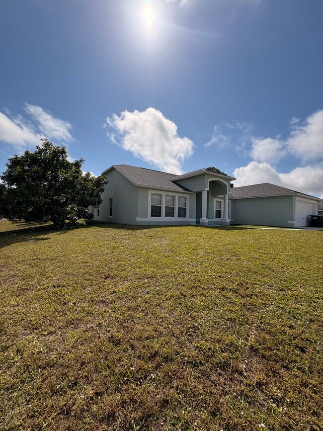 1593 Eagle Ave NW in Palm Bay, FL - Building Photo - Building Photo