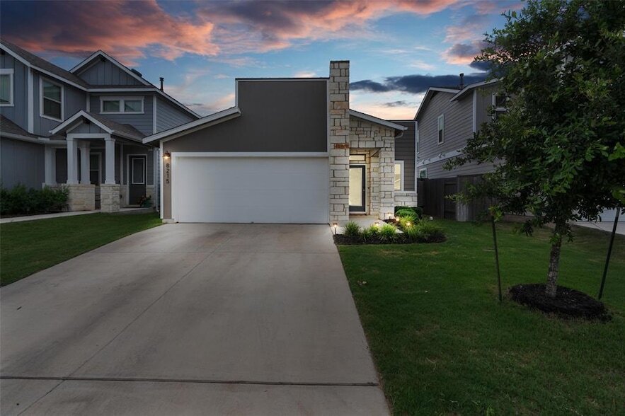 8215 McKamy Dr in Austin, TX - Foto de edificio
